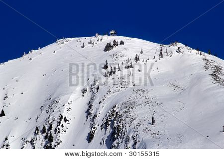 Lyžování dolů žuly Sněžce od Lookout Tower Snoqualme Pass Washington