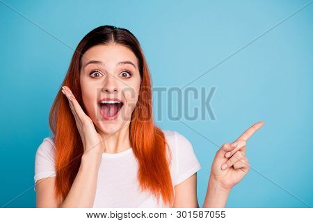 Close Up Photo Cute Crazy Astonished Hipster Ad Choice Decision Demonstrate Advice Pick Impressed No