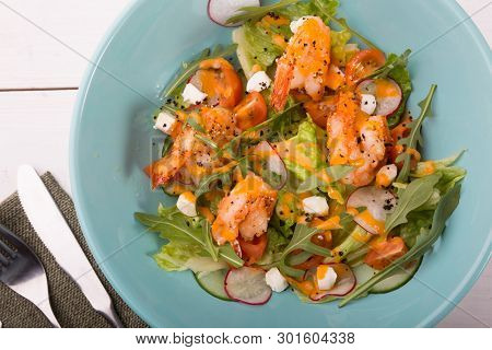 Grilled Shrip Salad With Arugula And Different Vegetables