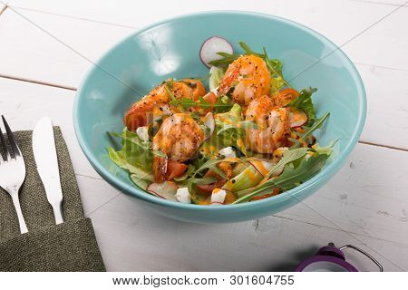 Grilled Shrip Salad With Arugula And Different Vegetables