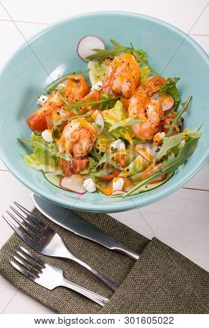 Grilled Shrip Salad With Arugula And Different Vegetables