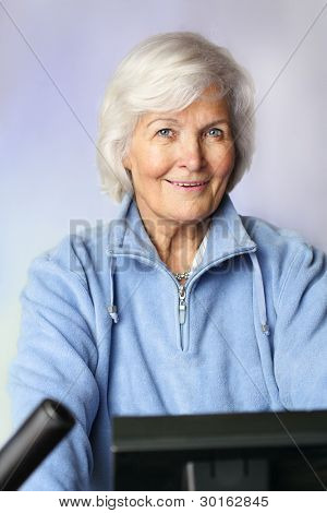 Senior kvinde sidder på cykel ergometer