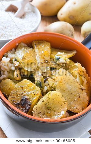 Tiella du riz des pommes de terre et moules.