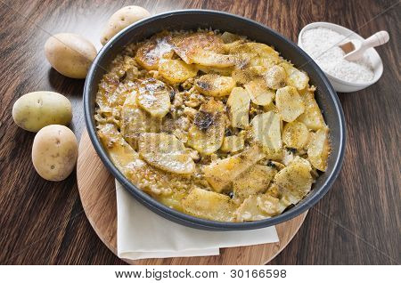Tiella du riz des pommes de terre et moules.