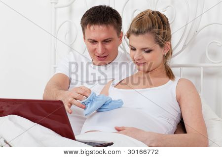 Terhes boldog család...