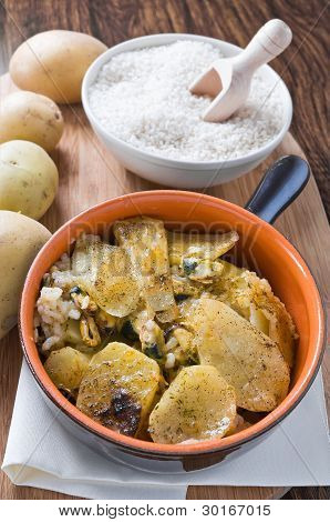 Tiella du riz des pommes de terre et moules.