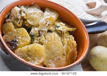 Tiella du riz des pommes de terre et moules.