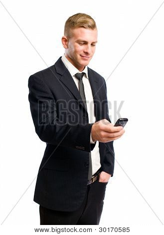 Exitoso empresario joven en su teléfono celular.