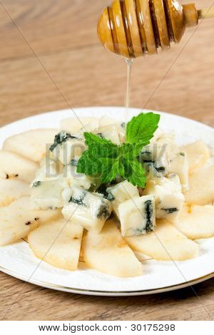Italské plísňový sýr z gorgonzoly a hruška