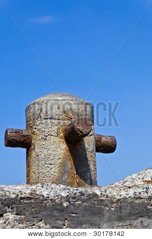 Stare betonowe kolumny na molo