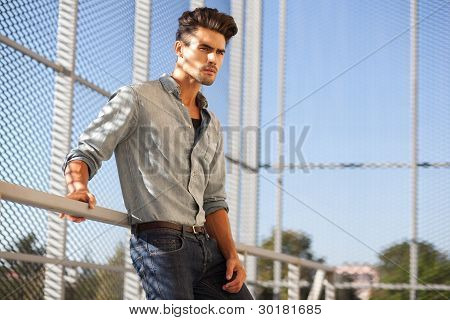 Portret atrakcyjny mężczyzna ubrany dorywczo, szukam fajnego i Verry Apealing