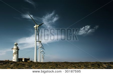 Moinho de vento no campo.