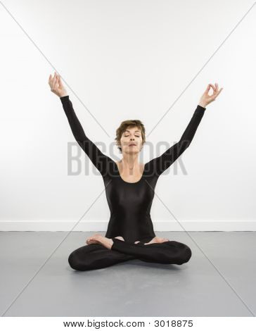 Nainen tekee meditaatio.