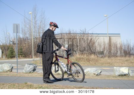 Uomo d'affari si prepara a ottenere sulla sua bicicletta