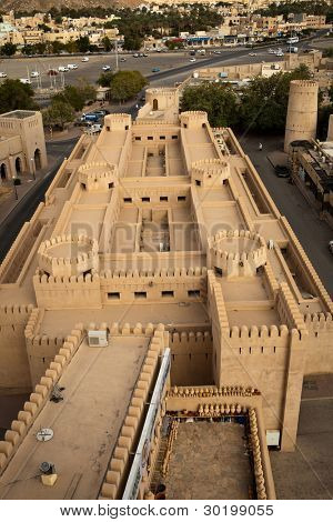 Wspaniały widok na fort Nizwa (Ad Dakhiliyah, Oman)