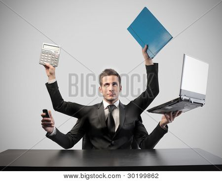 Podnikatel se čtyřmi rameny drží různé nástroje pro komunikaci