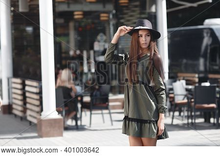 Outdoor Closeup Fashion Portrait Of Glamour Sensual Young Stylish Lady Wearing Trendy Hat. Autumn Wo