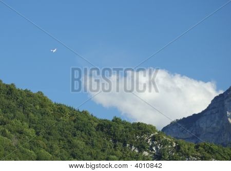 Planeador vuelo sobre montañas de los Alpes