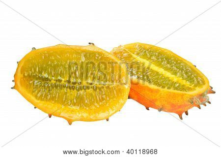Cucumis metuliferus บนพื้นหลังสีขาว