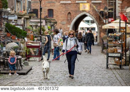 Gdansk, Poland - Sept 9, 2020: Group Of People On Mariacka Street, The Main Shopping Street For The 