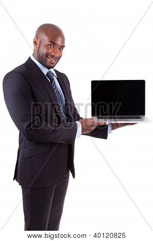 Uomo d'affari africani Amercian mostrando una schermata di Laptopn