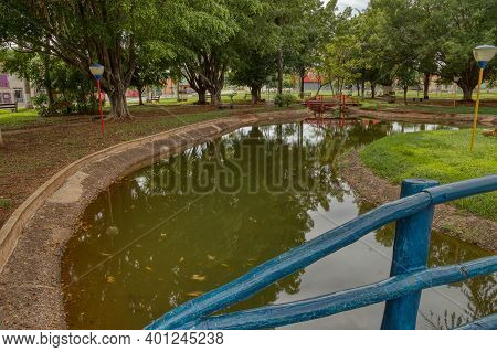 Cassilandia, Mato Grosso Do Sul, Brazil - 12 21 2020: Open Walking Area Square Elza Vendrame With Gr