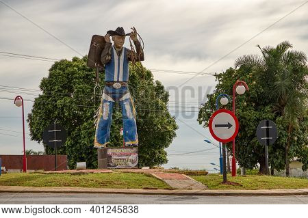 Cassilandia, Mato Grosso Do Sul, Brazil - 12 21 2020: Roundabout With A Statue In Honor Of The Rodeo