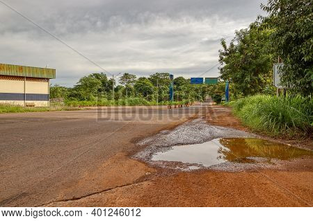 Cassilandia, Mato Grosso Do Sul, Brazil - 12 21 2020: Highway On Arrival In The City Of Cassilandia