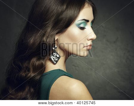 Ritratto di donna bella bruna In abito verde
