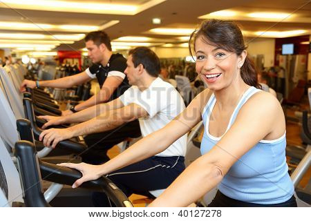 zwei Mann und eine Frau auf Ãœbung Fahrrad lÃ¤chelnd