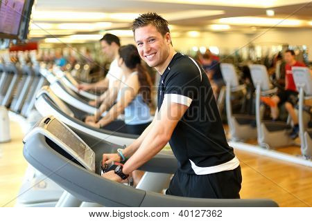 Mann auf dem Laufband lÃ¤chelnd