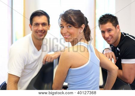 Gruppe von drei Freunden auf dem Laufband lÃ¤chelnd