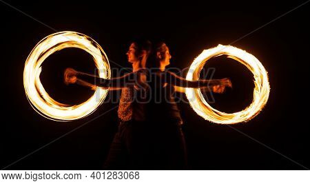Creating Awesome Tracer Effects. Couple Of Artists Perform Fire Orbitals. Bright Light Trails And De