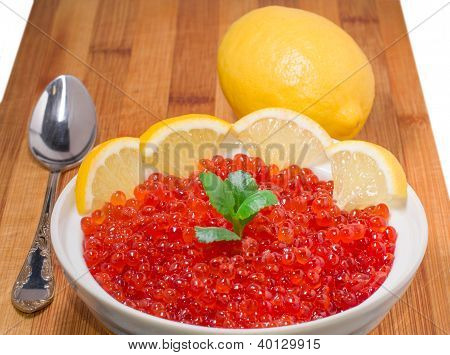 Caviar rouge sur plaque avec citron