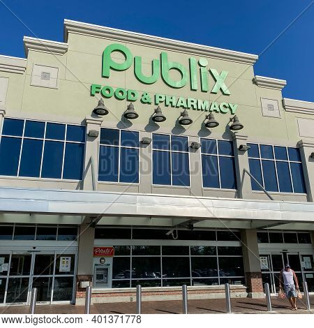 Orlando, Fl Usa - March 30, 2020:  The Exterior Of The Baldwin Park Publix Grocery Store In Orlando,