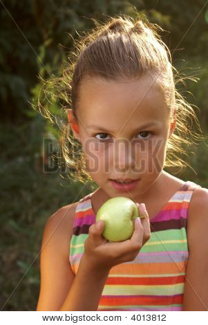 Preteen flicka håller ett äpple