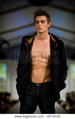 Показ мод взлётно-посадочная полоса