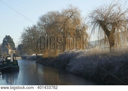 Bath, Somerset, United Kingdom - December 31, 2020: Frosty Morning Along The Kennet  And Avon Canal 