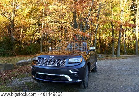 Wilmington, Delaware, U.s.a - November 3, 2018 - A Silver Jeep Grand Cherokee With The Golden Fall F
