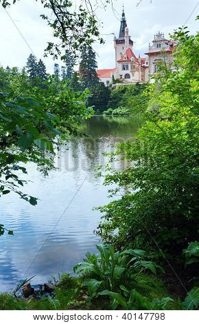 Slottet Pruhonice eller Pruhonicky Zamek sommer se (Prag, Tjekkiet)