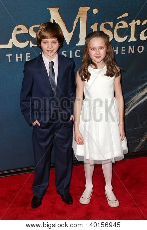 NEW YORK-NOV 18: Attori Daniel Huttlestone e Isabelle Allen frequentare la premiere di 