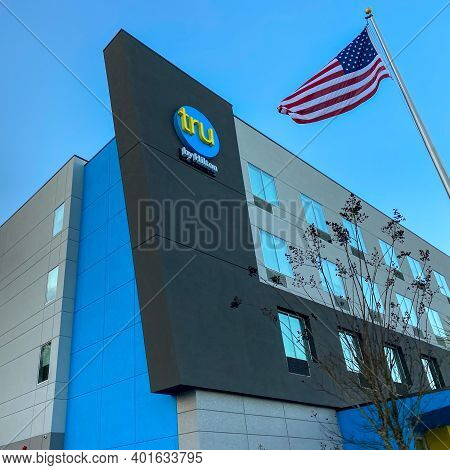 Mobile, Al Usa - February 26, 2020:  The Exterior Of A Tru Hotel By Hilton Located In Mobile, Alabam