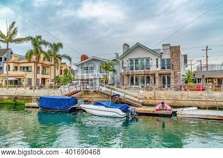 Small Leaisure Boats On Canal In The Picture Perfect Neighborhood Of Long Beach