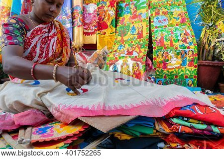 Kolkata,west Bengal,india - 31st December 2018 : Young Bengali Female Artist Painting Pattachitra Or