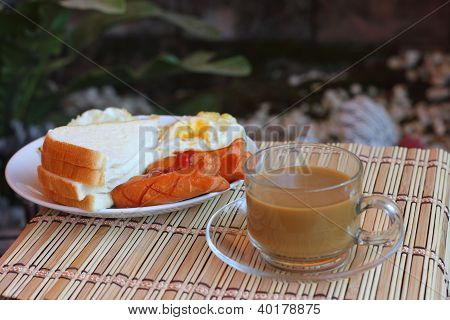 Desayuno con café caliente