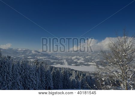 natura mountaint zimowy pejzaż z drzewa i śnieg świeży