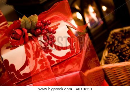 2008 年 4 月 28 日のクリスマス、暖炉のそばでプレゼントを撮影