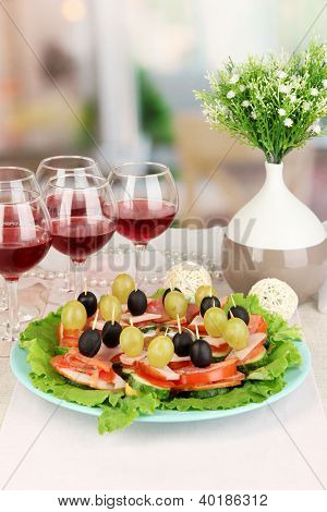 Canapés e vinhos no restaurante