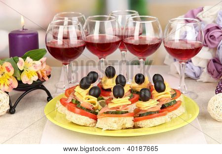 Canapés e vinhos no restaurante