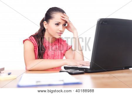 Krásná mladá žena sedí v kanceláři a pracují na notebooku izolovaných na bílém pozadí